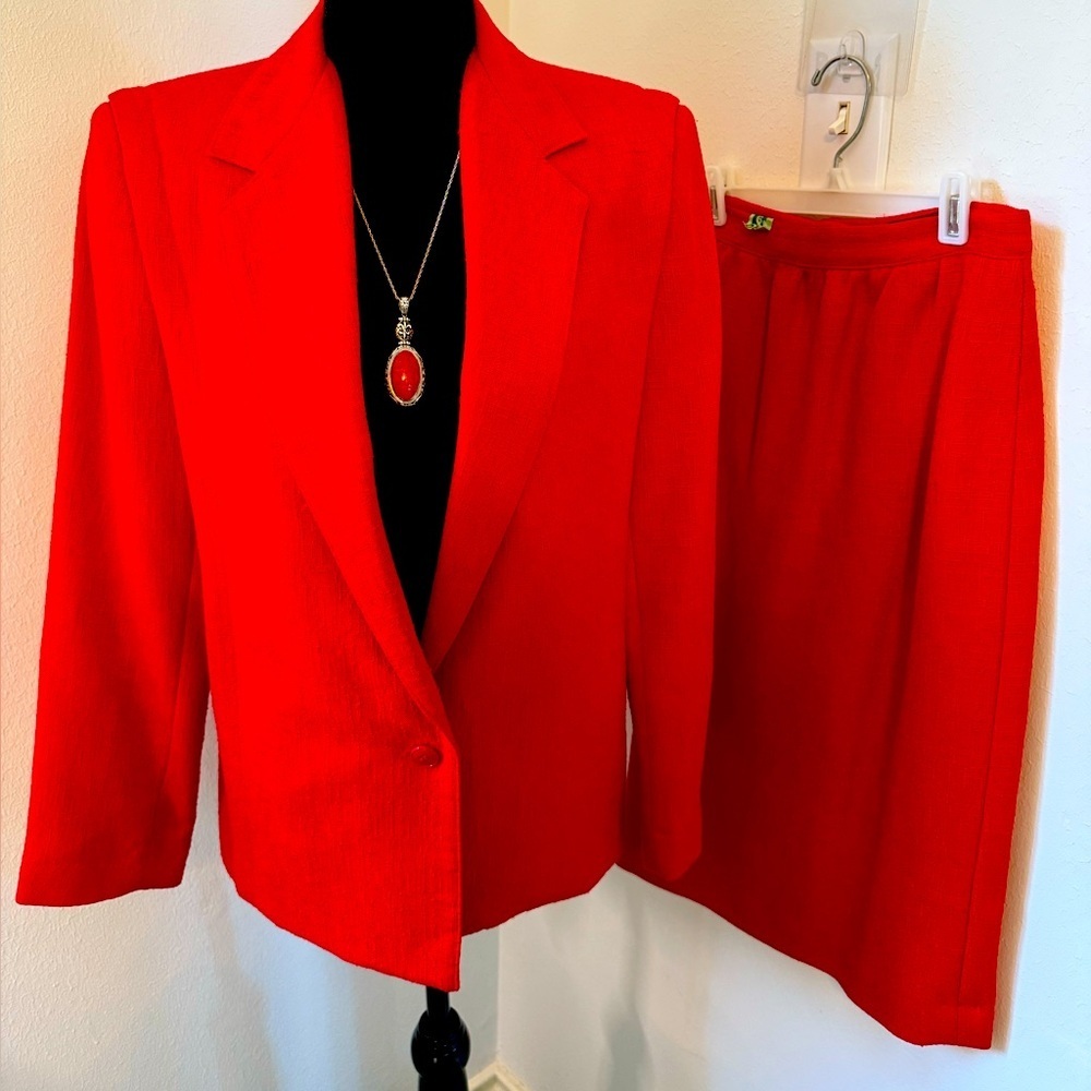 Size 12 Women’s Red Power Suit, Vintage. Very Good  Condition!